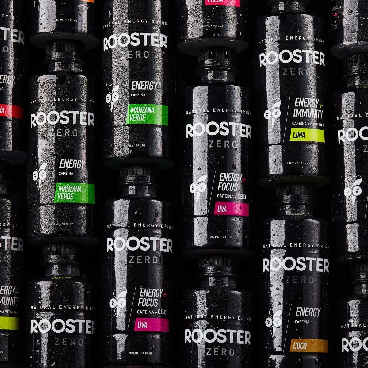 Botellas de Rooster Zero con gotas de agua